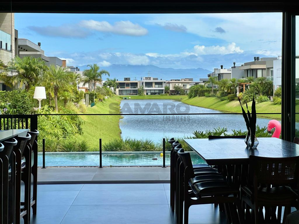 Casa em Condominio 4 Dormitórios