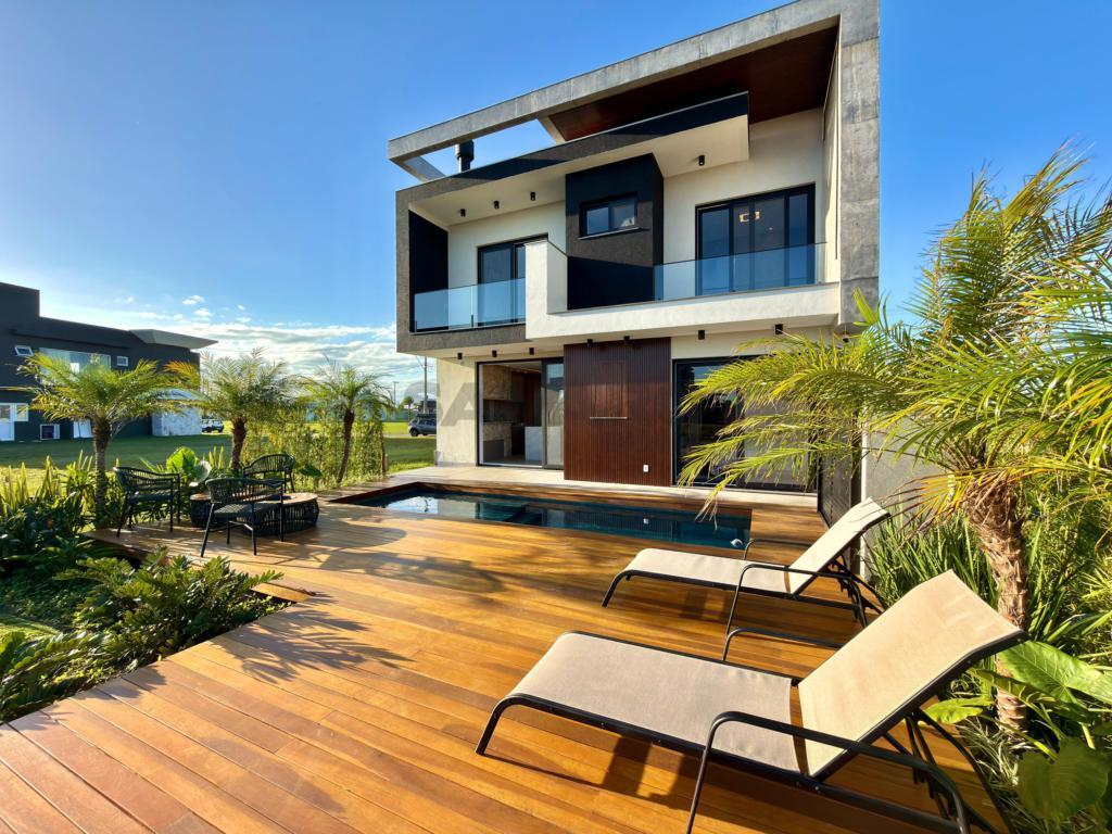 Casa em Condomínio 4 Dormitórios
